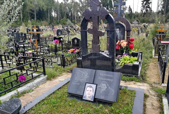 Гранитный памятник с крестом и книгой