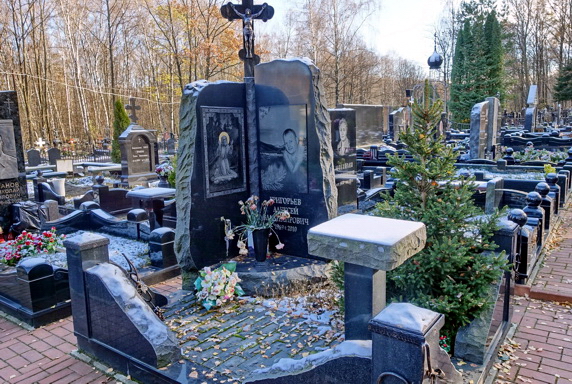 Угловая мемориальная композиция с православным крестом в центре